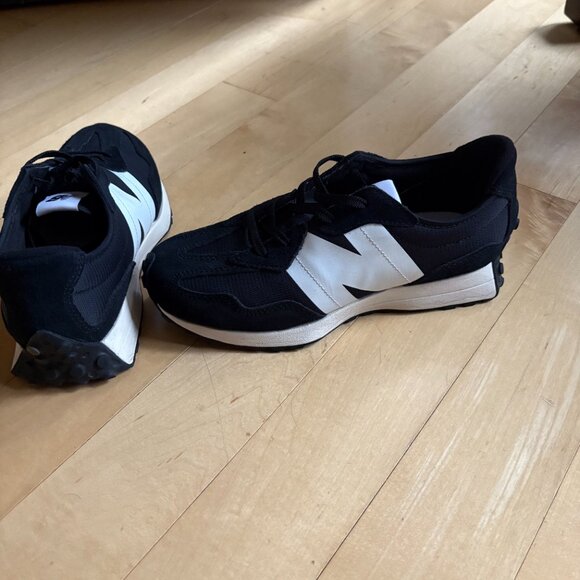 Sleek and comfy New Balance 327 GS Black/White Boys 5 (EU 37.5) Women’s ~6.5–7 - Picture 5 of 7